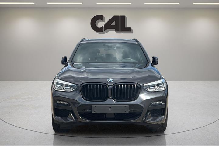 Grå BMW iX3 fra 2021