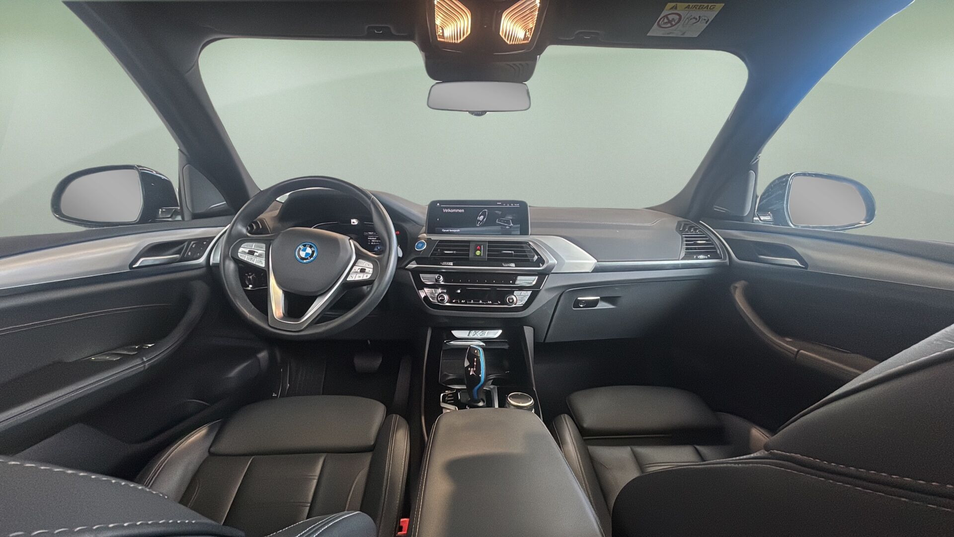 Grå BMW iX3 fra 2021