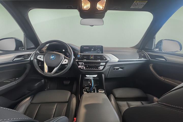 Grå BMW iX3 fra 2021