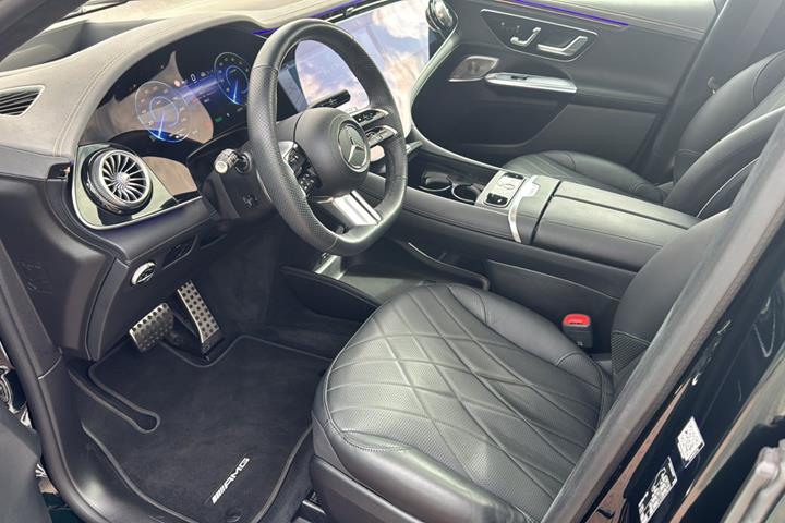 Grøn Mercedes EQE500 SUV fra 2024