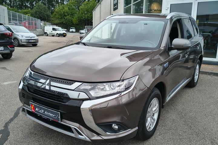Brun Mitsubishi Outlander fra 2020