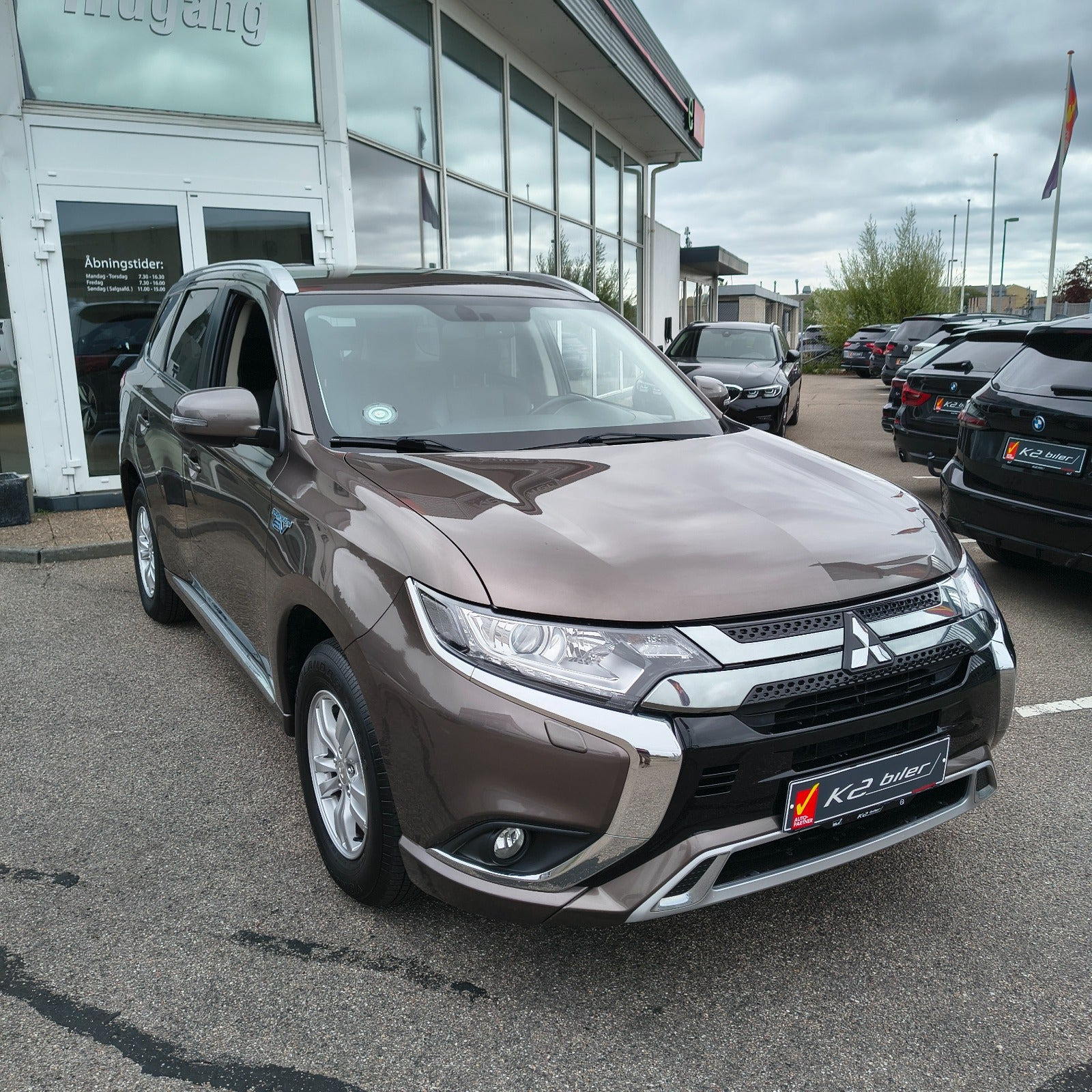 Brun Mitsubishi Outlander fra 2020