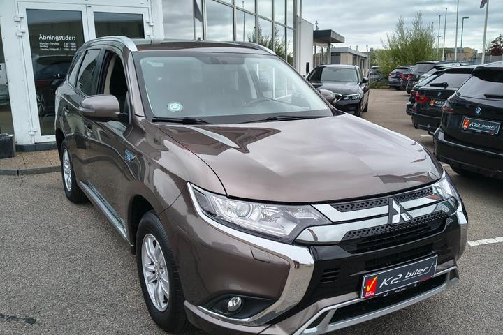 Brun Mitsubishi Outlander fra 2020