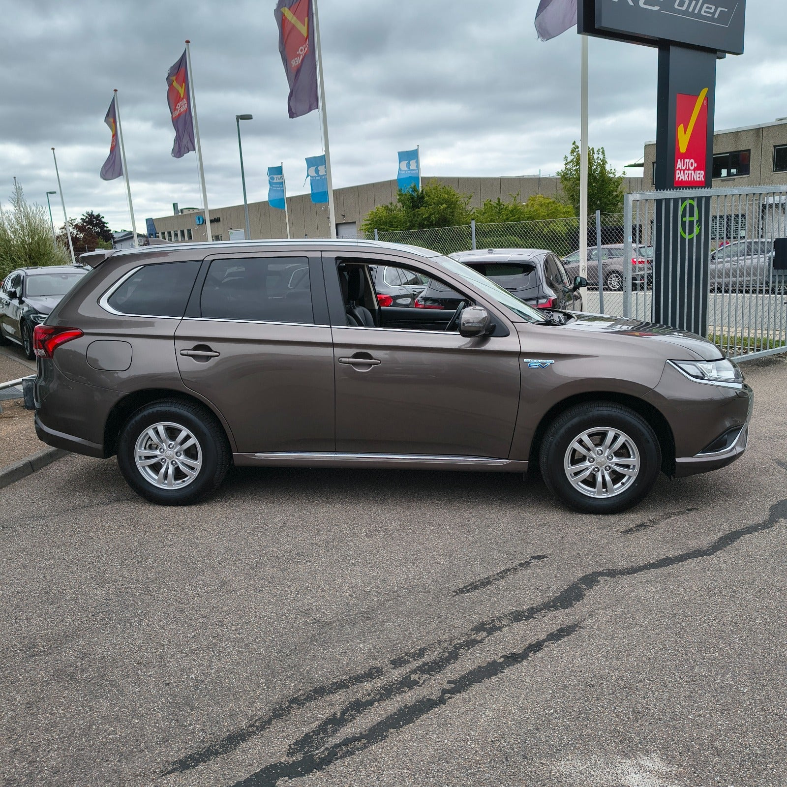 Brun Mitsubishi Outlander fra 2020