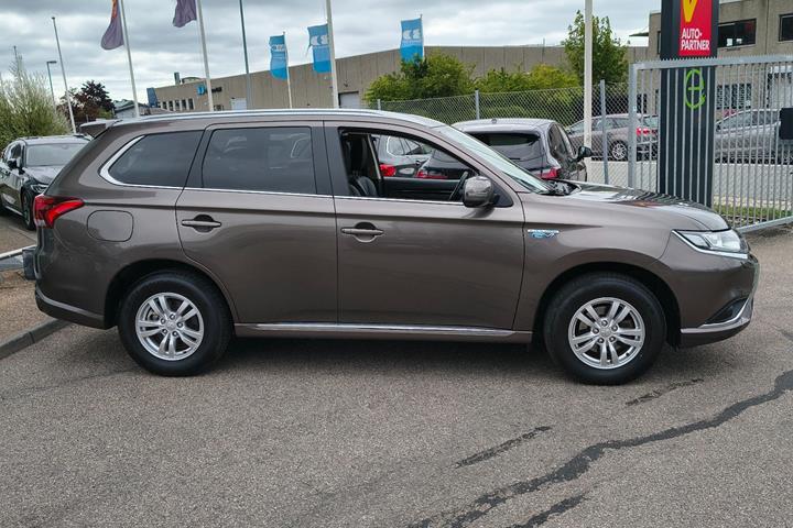 Brun Mitsubishi Outlander fra 2020