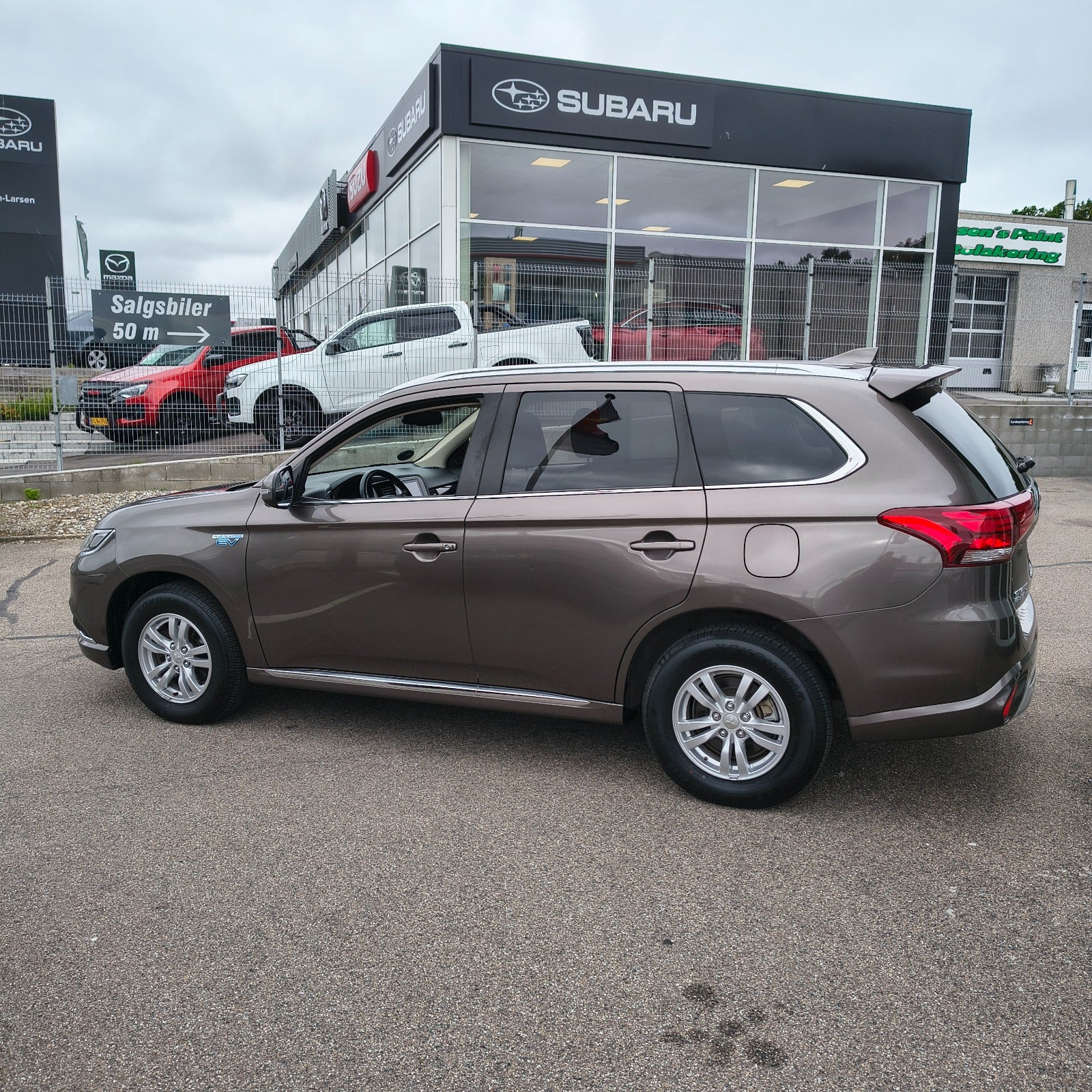 Brun Mitsubishi Outlander fra 2020