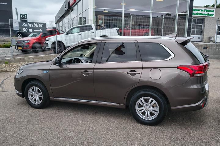 Brun Mitsubishi Outlander fra 2020