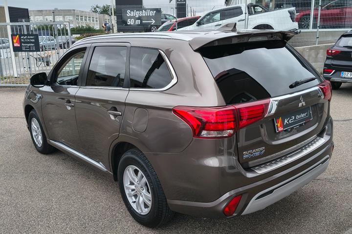 Brun Mitsubishi Outlander fra 2020