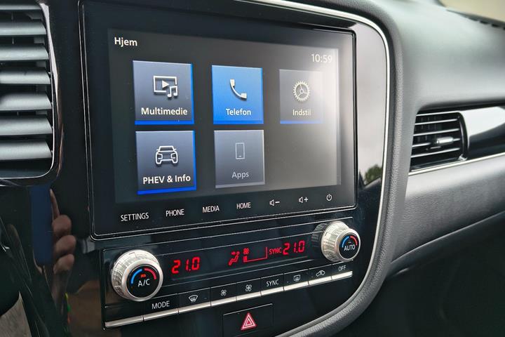 Brun Mitsubishi Outlander fra 2020