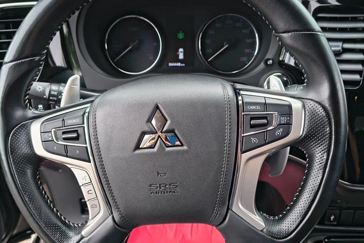 Brun Mitsubishi Outlander fra 2020