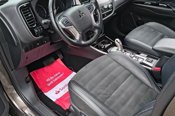 Brun Mitsubishi Outlander fra 2020