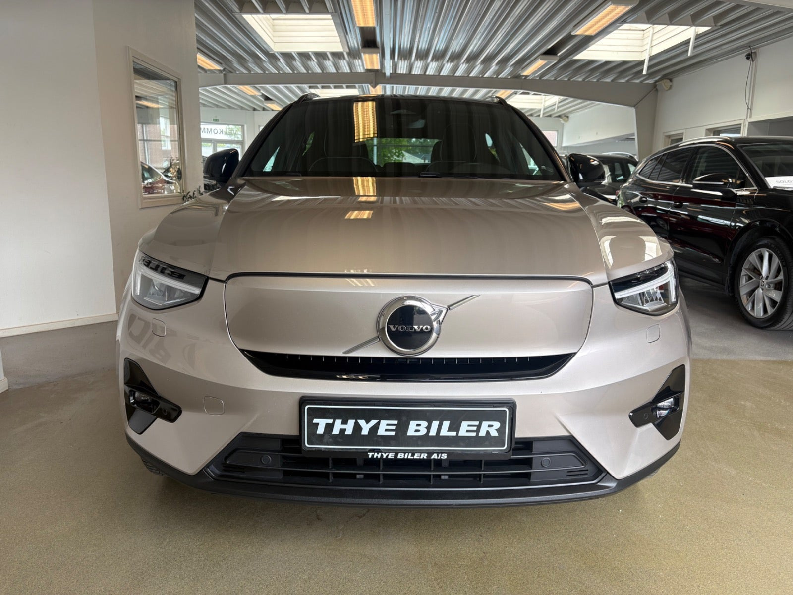 Orange Volvo XC40 fra 2023