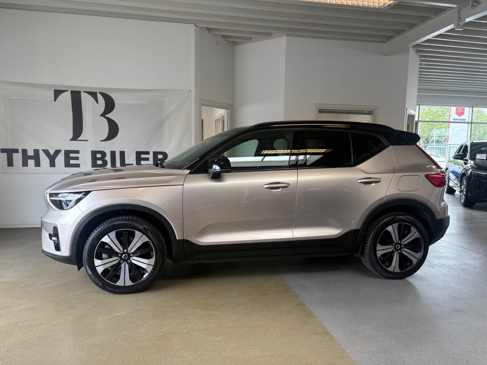 Orange Volvo XC40 fra 2023