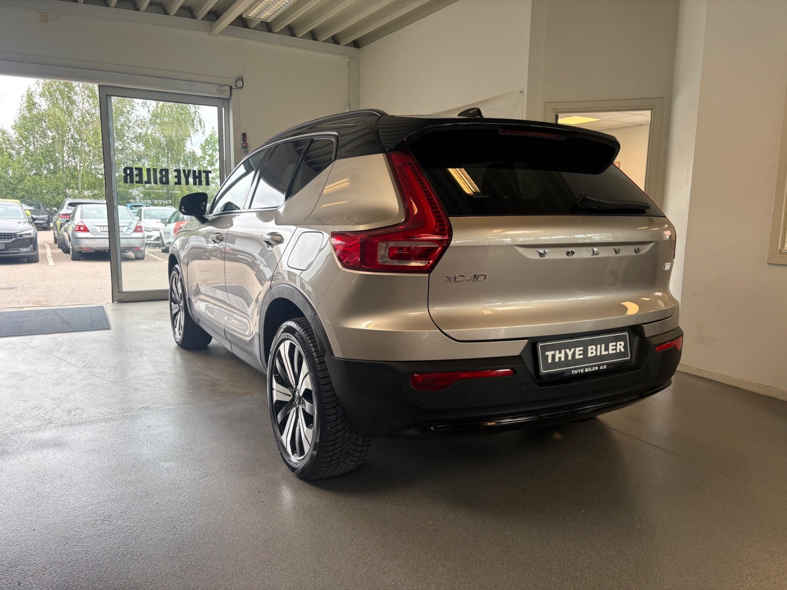 Orange Volvo XC40 fra 2023