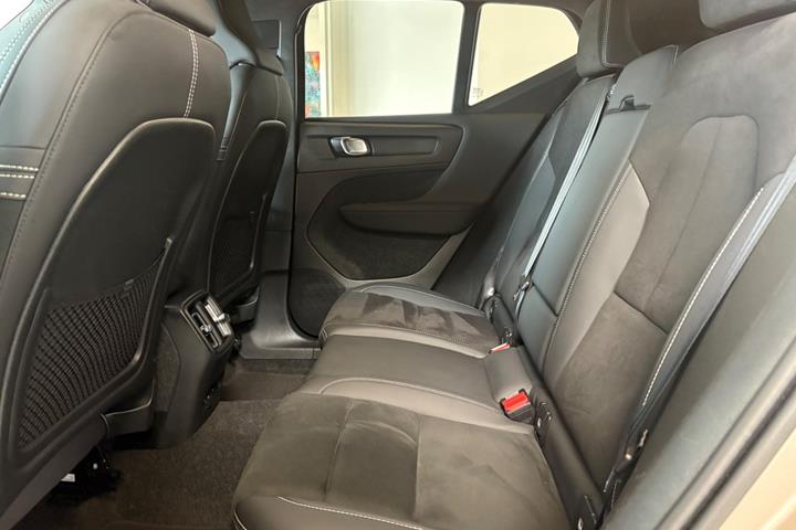 Orange Volvo XC40 fra 2023