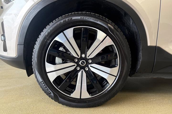 Orange Volvo XC40 fra 2023