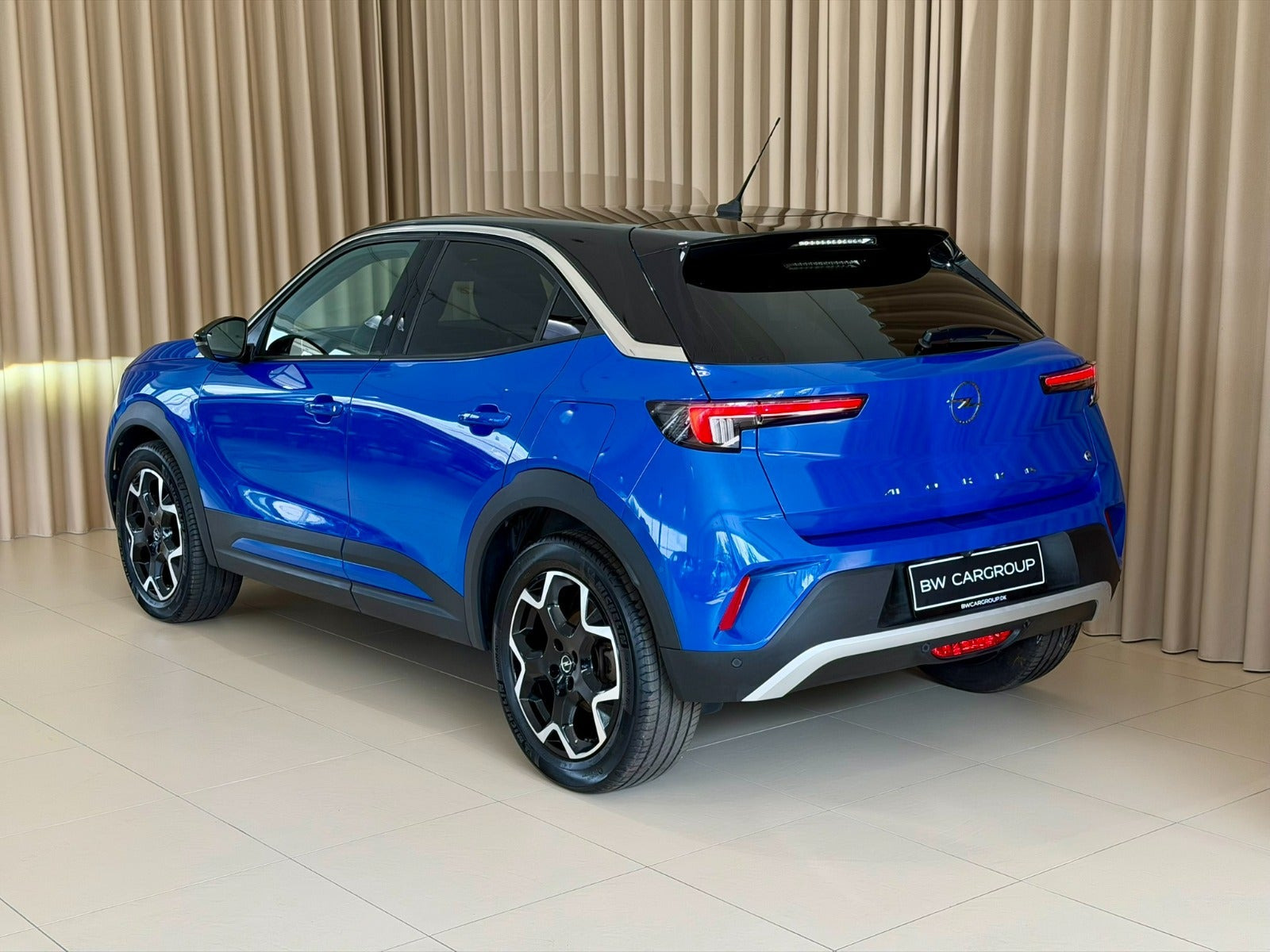 Blå Opel Mokka-e fra 2023