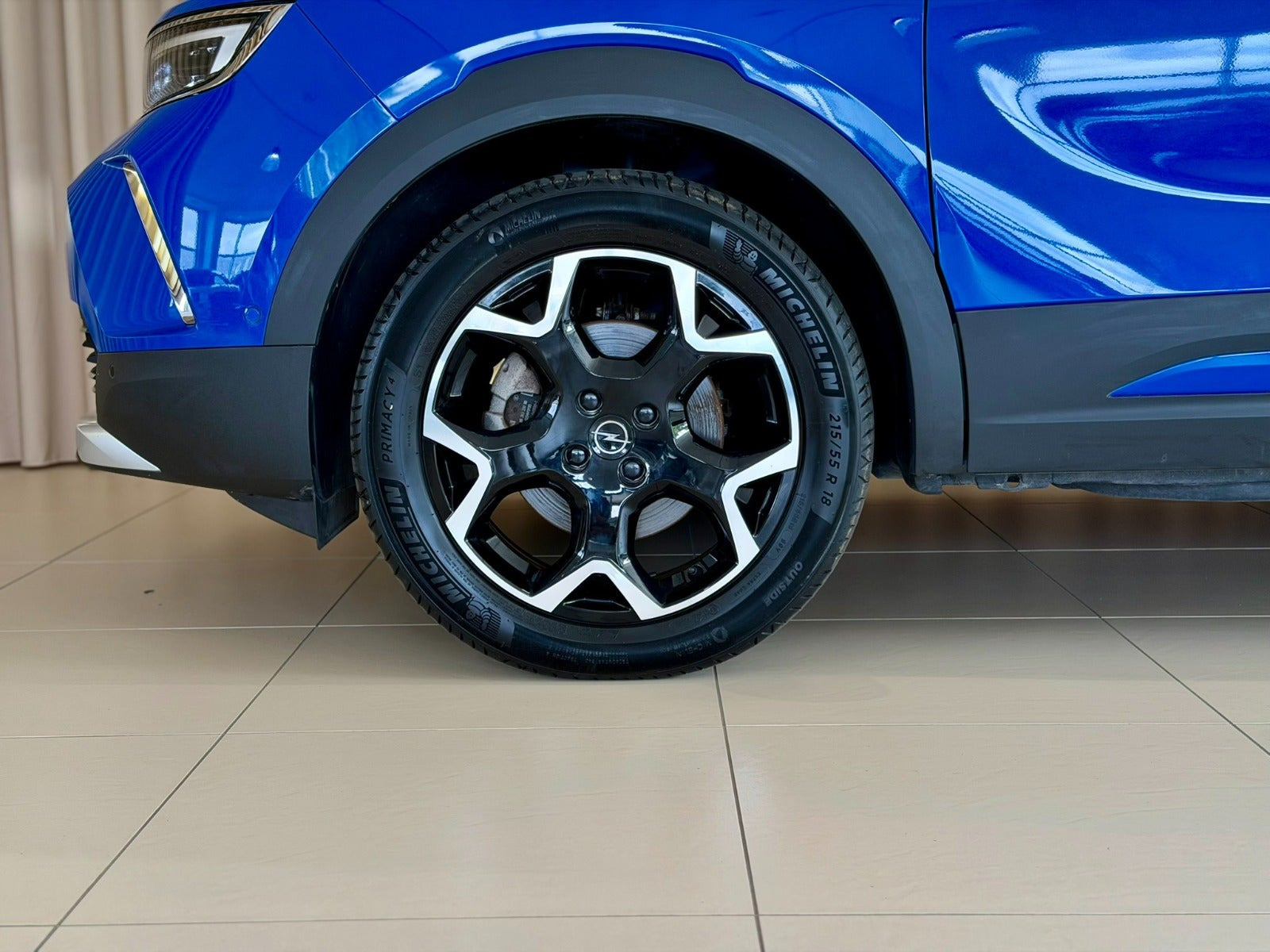 Blå Opel Mokka-e fra 2023