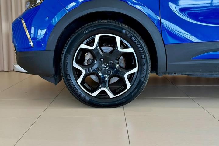 Blå Opel Mokka-e fra 2023