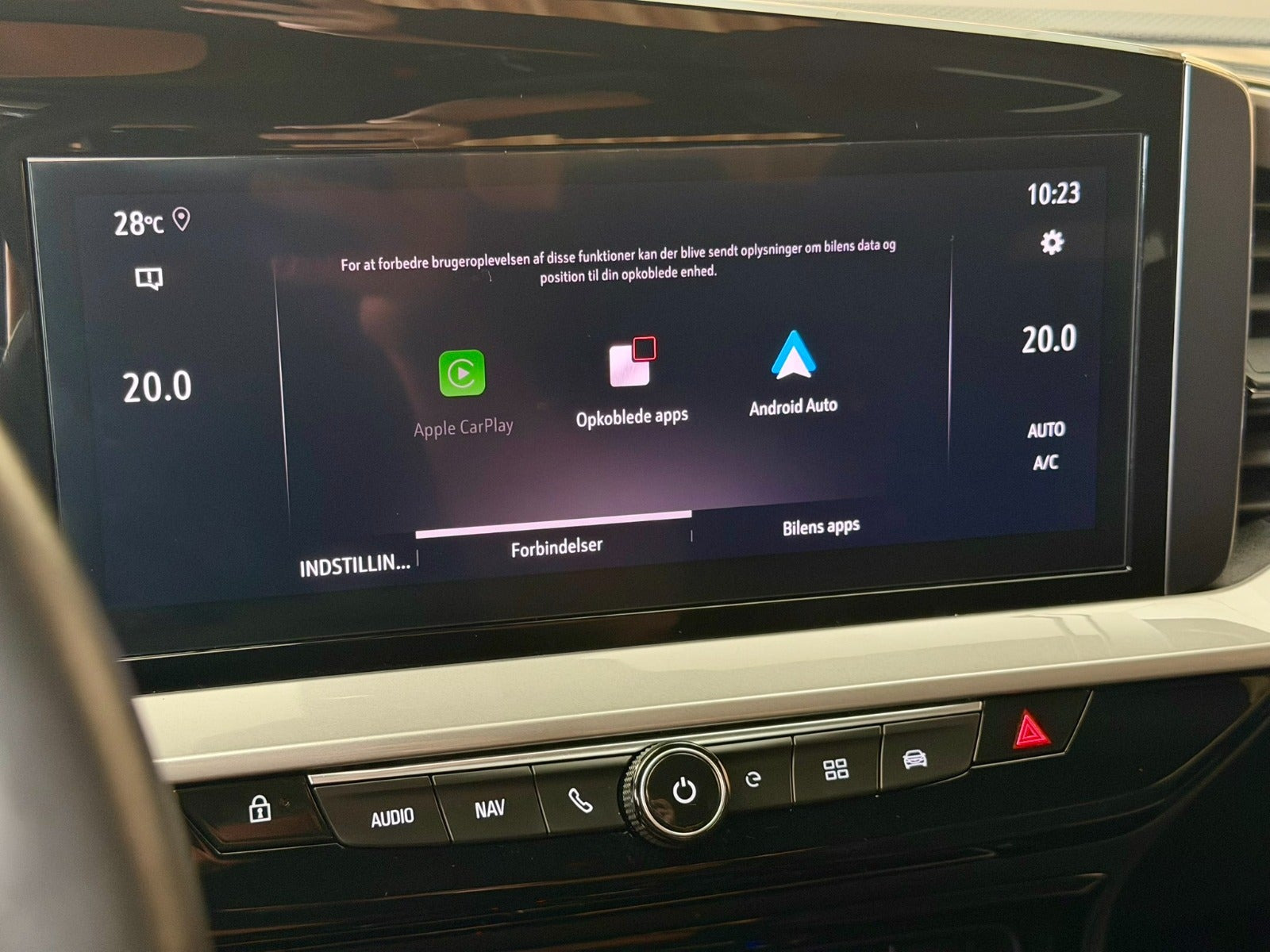 Blå Opel Mokka-e fra 2023