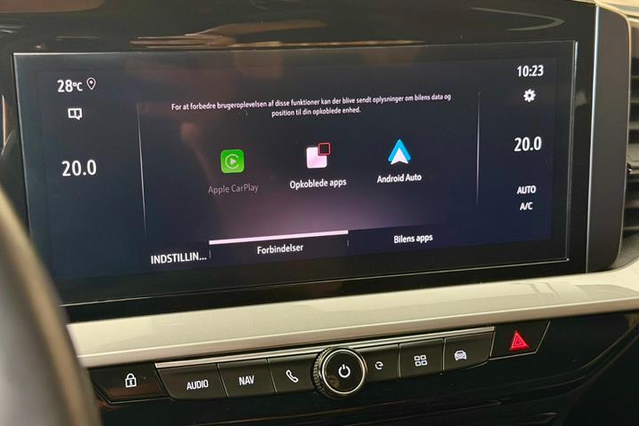 Blå Opel Mokka-e fra 2023