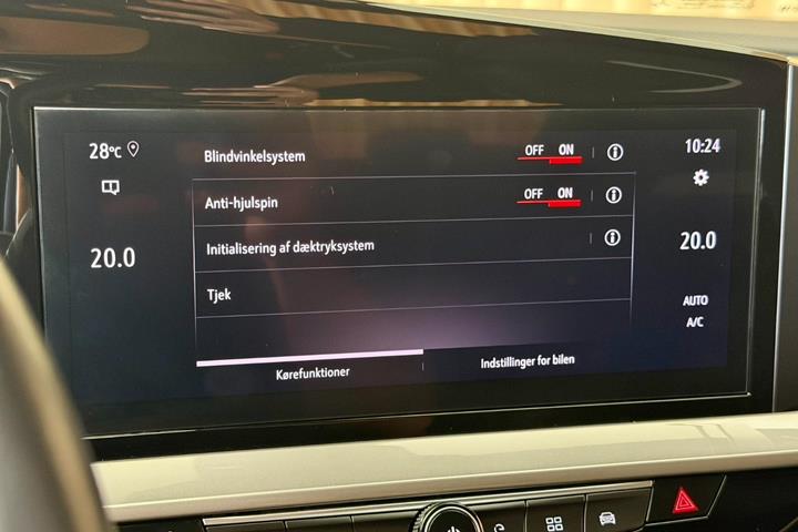 Blå Opel Mokka-e fra 2023