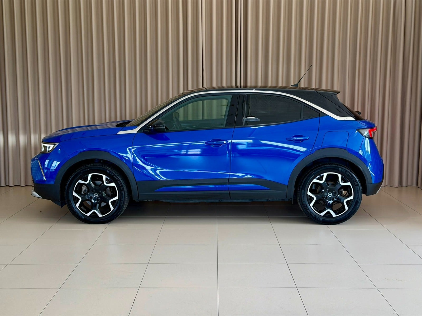 Blå Opel Mokka-e fra 2023