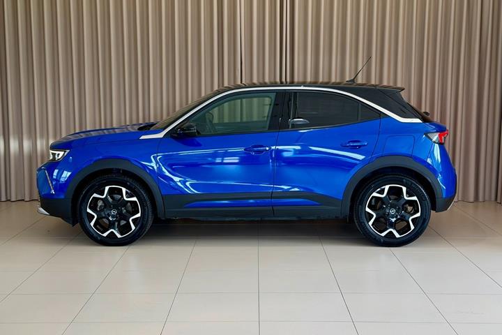 Blå Opel Mokka-e fra 2023