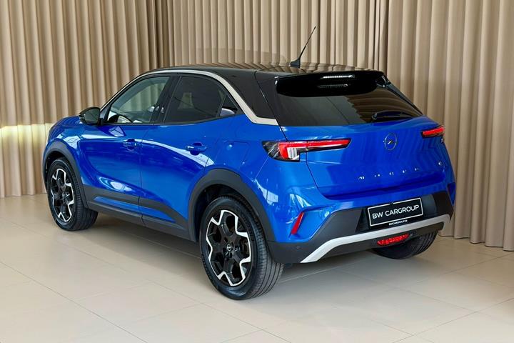 Blå Opel Mokka-e fra 2023