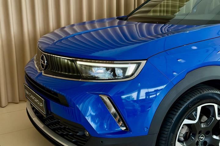 Blå Opel Mokka-e fra 2023