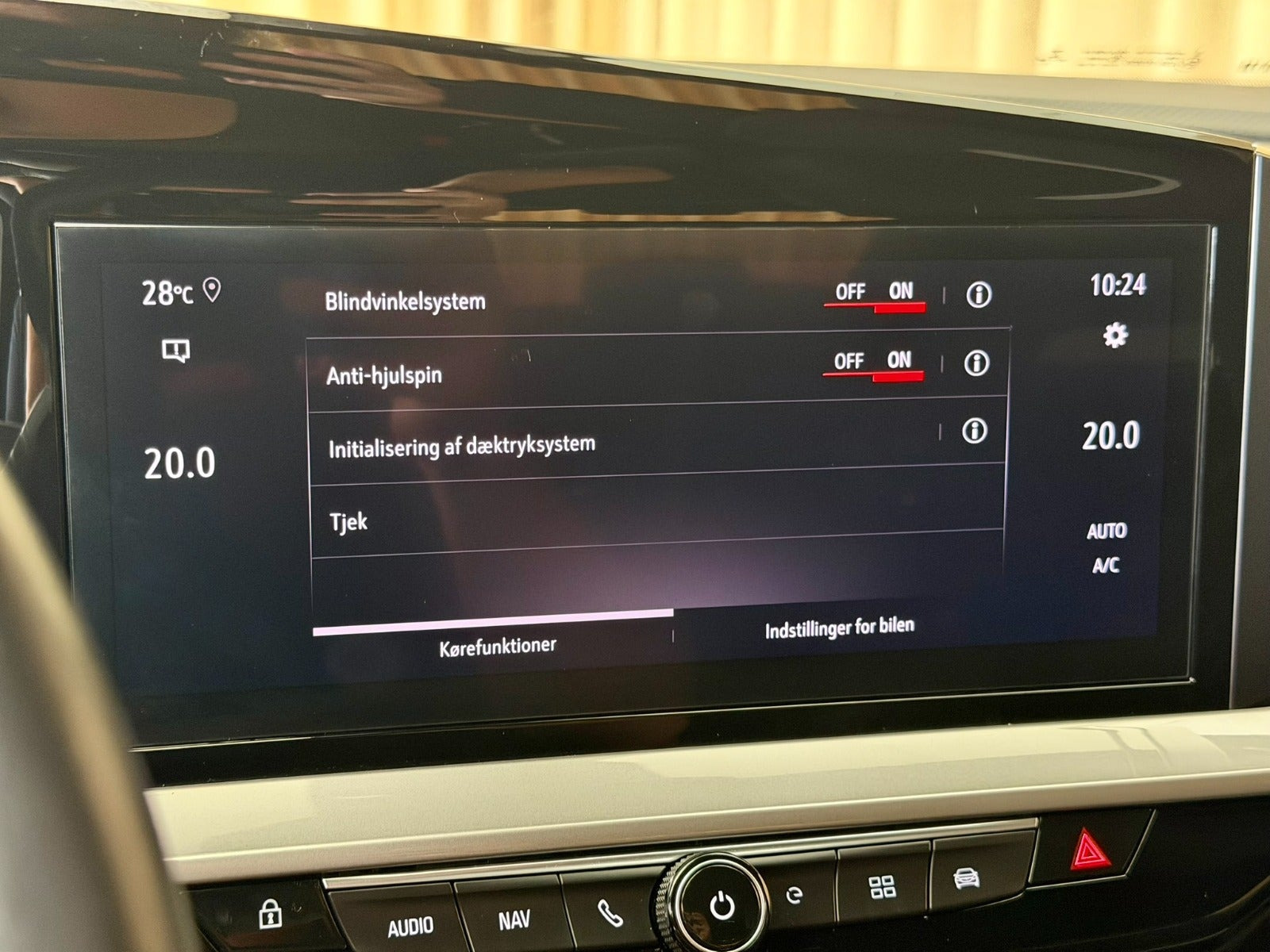 Blå Opel Mokka-e fra 2023