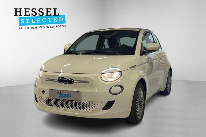 Hvid Fiat 500e fra 2024 set udefra