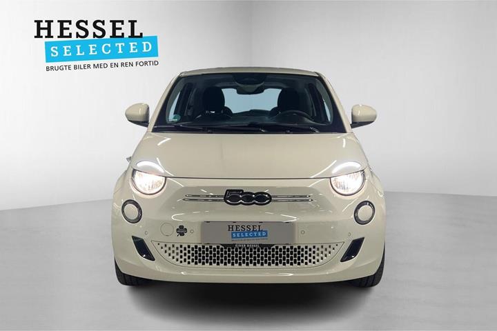 Hvid Fiat 500e fra 2024