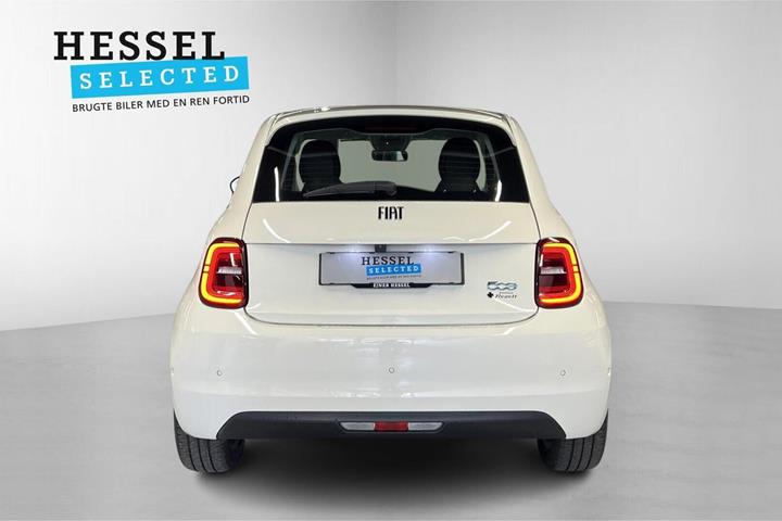 Hvid Fiat 500e fra 2024