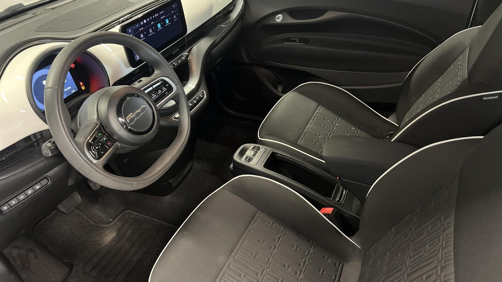 Hvid Fiat 500e fra 2024