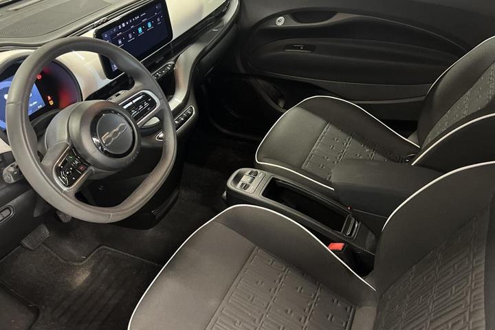 Hvid Fiat 500e fra 2024