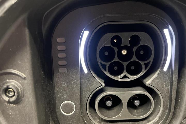 Hvid Fiat 500e fra 2024