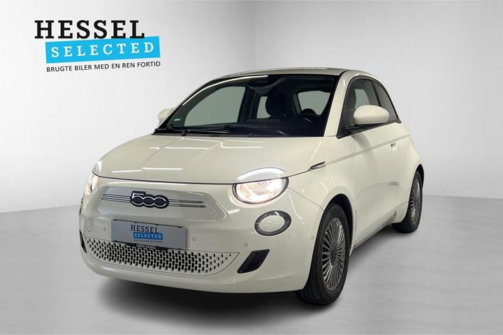 Hvid Fiat 500e fra 2024 set udefra