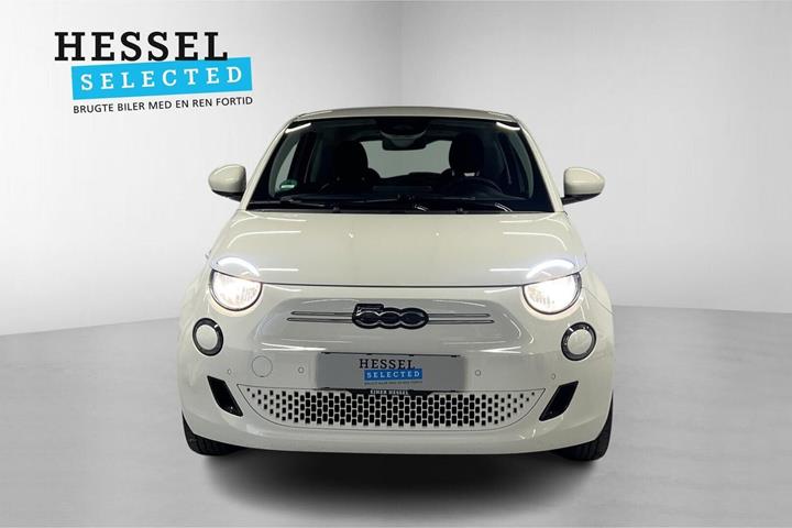 Hvid Fiat 500e fra 2024