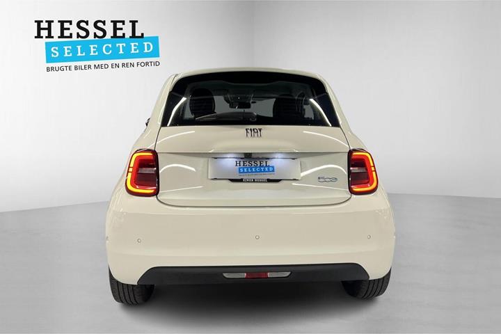 Hvid Fiat 500e fra 2024