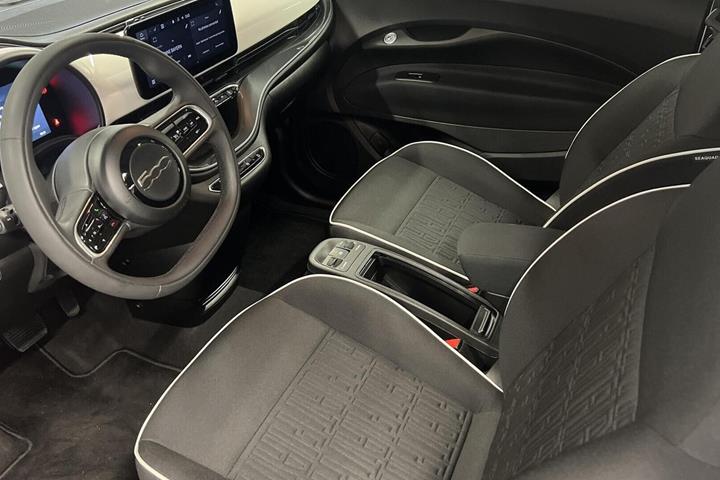 Hvid Fiat 500e fra 2024