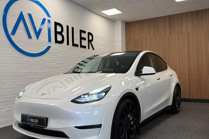 Hvid Tesla Model Y fra 2022