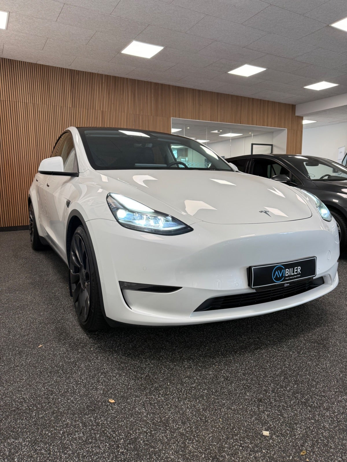 Hvid Tesla Model Y fra 2022