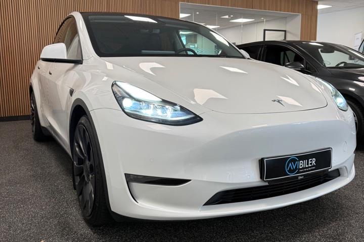 Hvid Tesla Model Y fra 2022