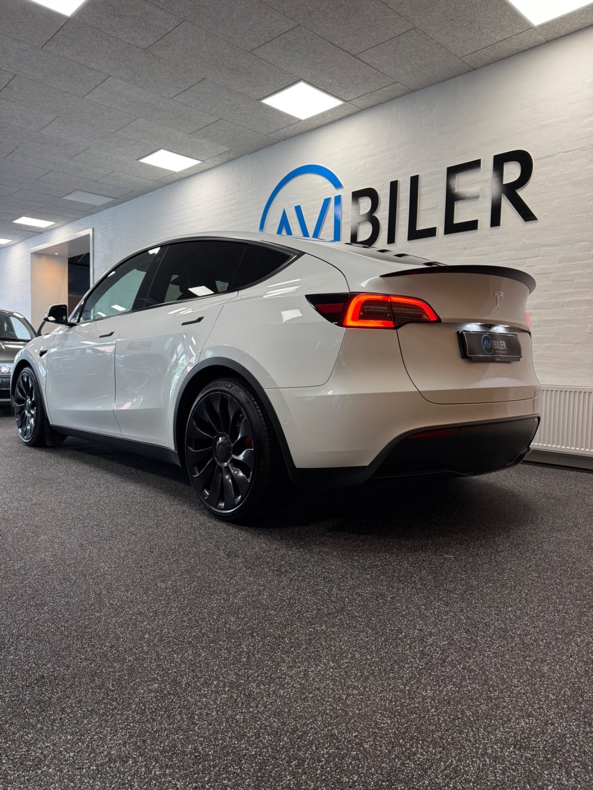 Hvid Tesla Model Y fra 2022