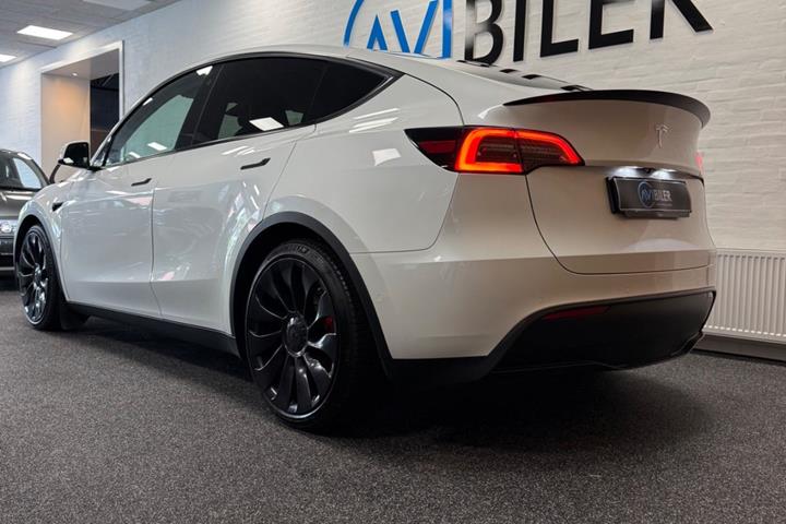Hvid Tesla Model Y fra 2022