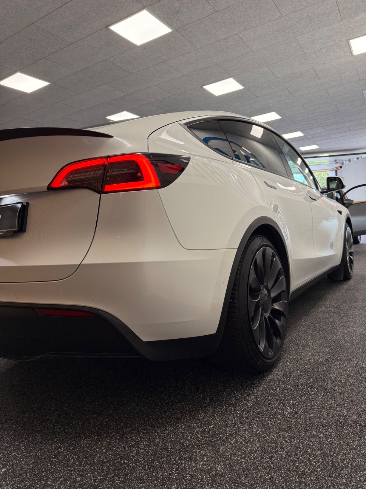 Hvid Tesla Model Y fra 2022