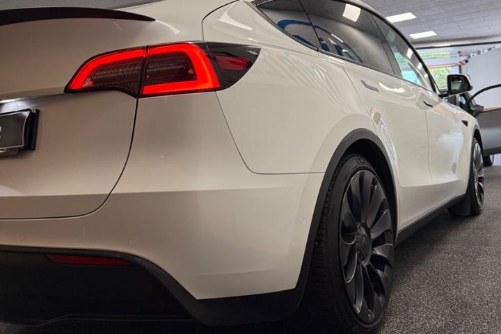 Hvid Tesla Model Y fra 2022