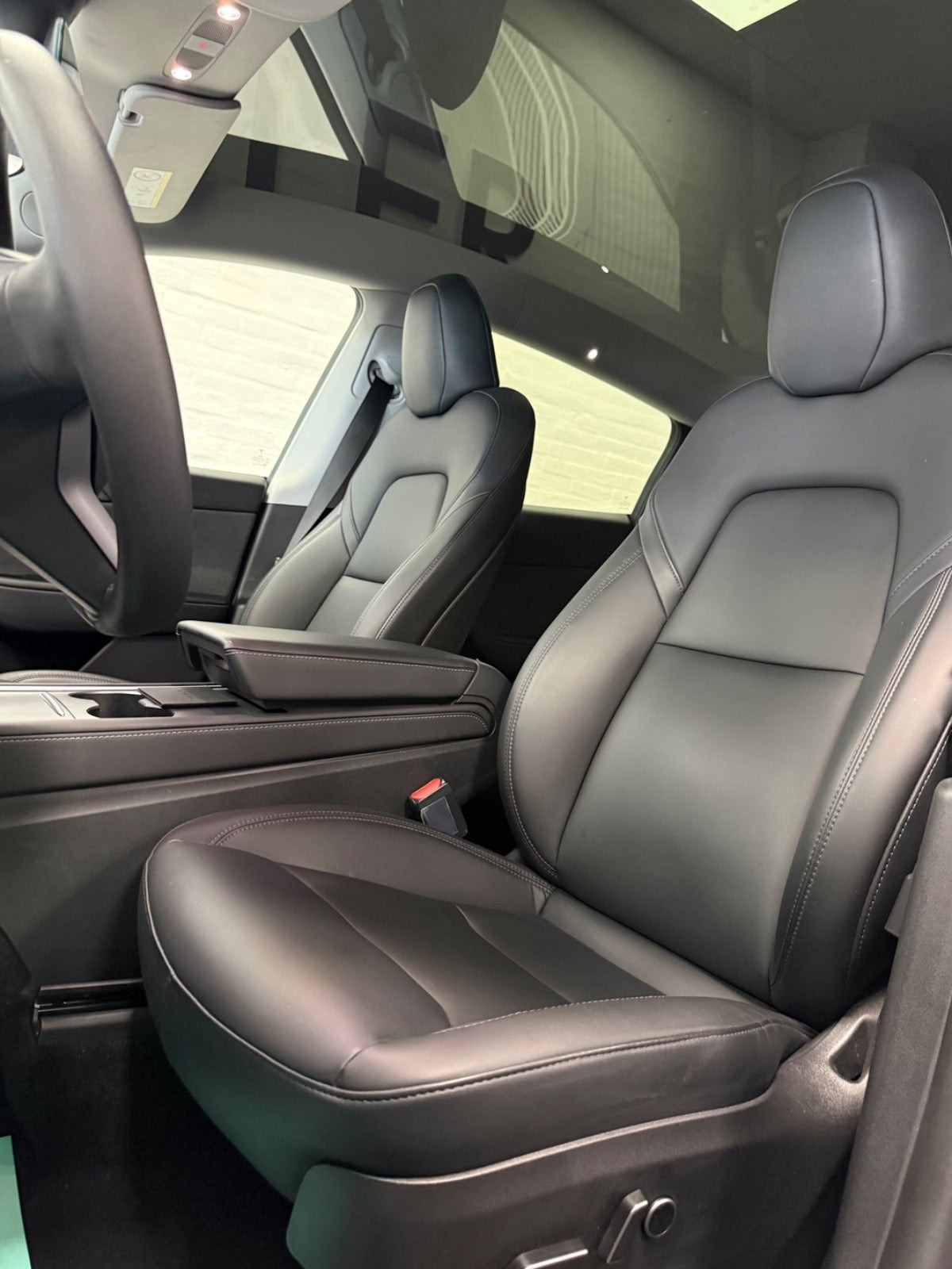 Hvid Tesla Model Y fra 2022