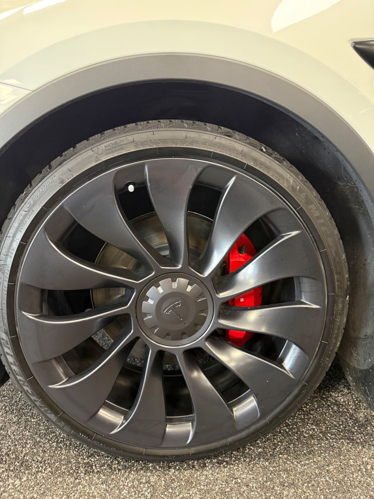 Hvid Tesla Model Y fra 2022